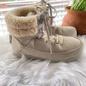 Manitobah Mukluks Cream Leather Shearling Lined Moccasin Winter Boots | SZ 9
